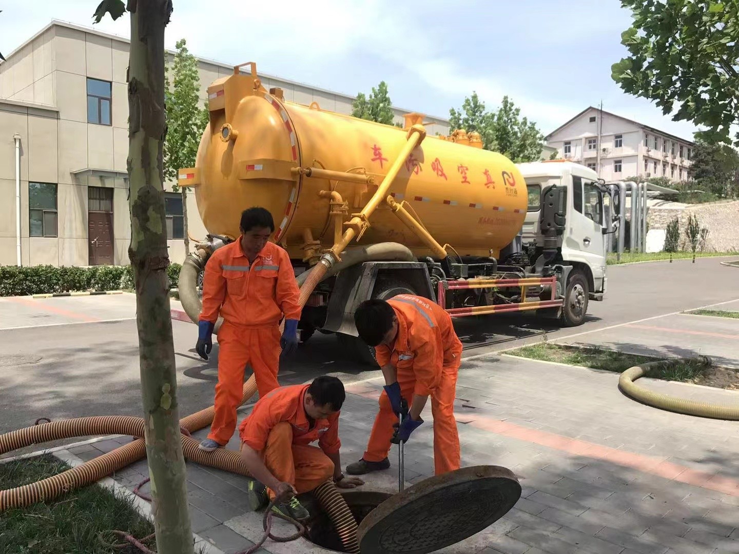 英吉沙管道疏通车停在窨井附近