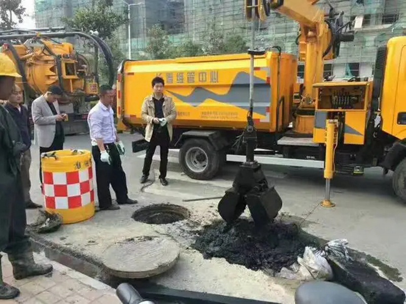英吉沙街道：网格员化身“清道夫”，为民解忧疏通“堵心”化粪池