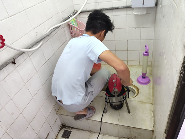 英吉沙管道堵塞冒臭气 专业师傅现场解决问题