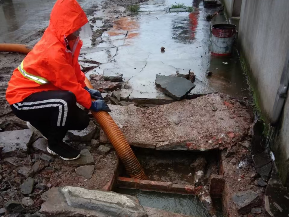 英吉沙专业清理污水池 炜誉市政以规范流程守护城市 “肠道”